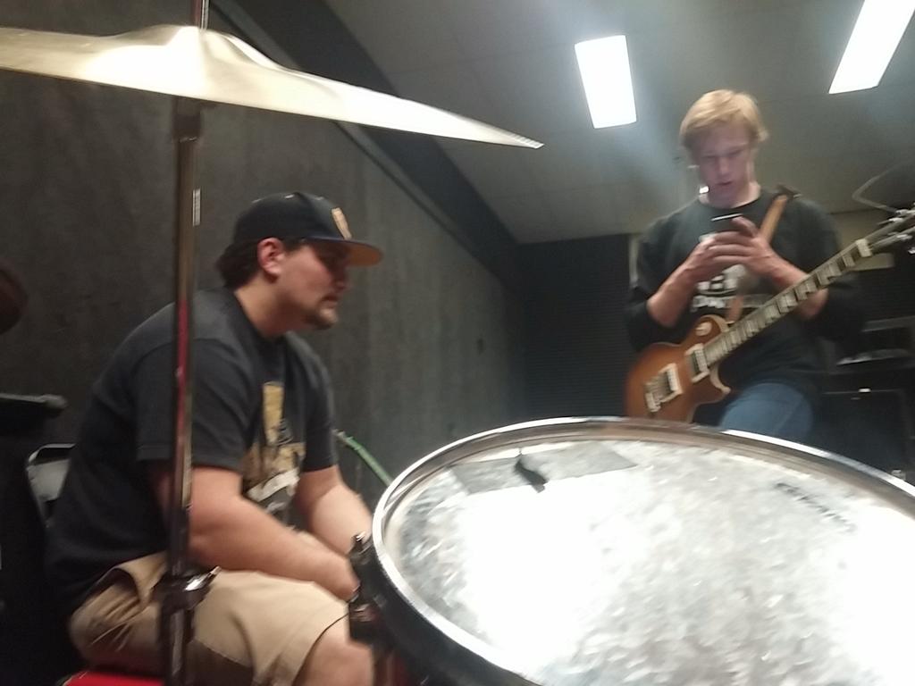 melgatron76's tweet photo. grinding for the performance even late at night! 5 days away #sleeplater #ivies http://t.co/SDiUOJ4yzk
