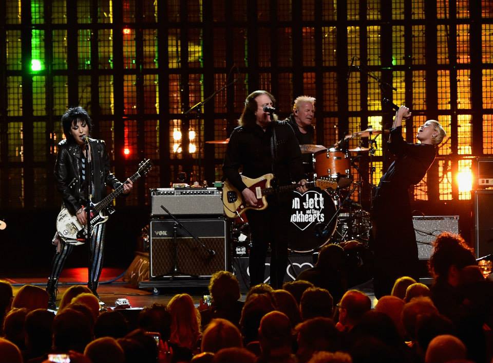 Smilerr23's tweet photo. Miley durante la presentacion que realizo en la Annual Rock And Roll Hall Of Fame Induction Ceremony. http://t.co/e1jRjW0TVl