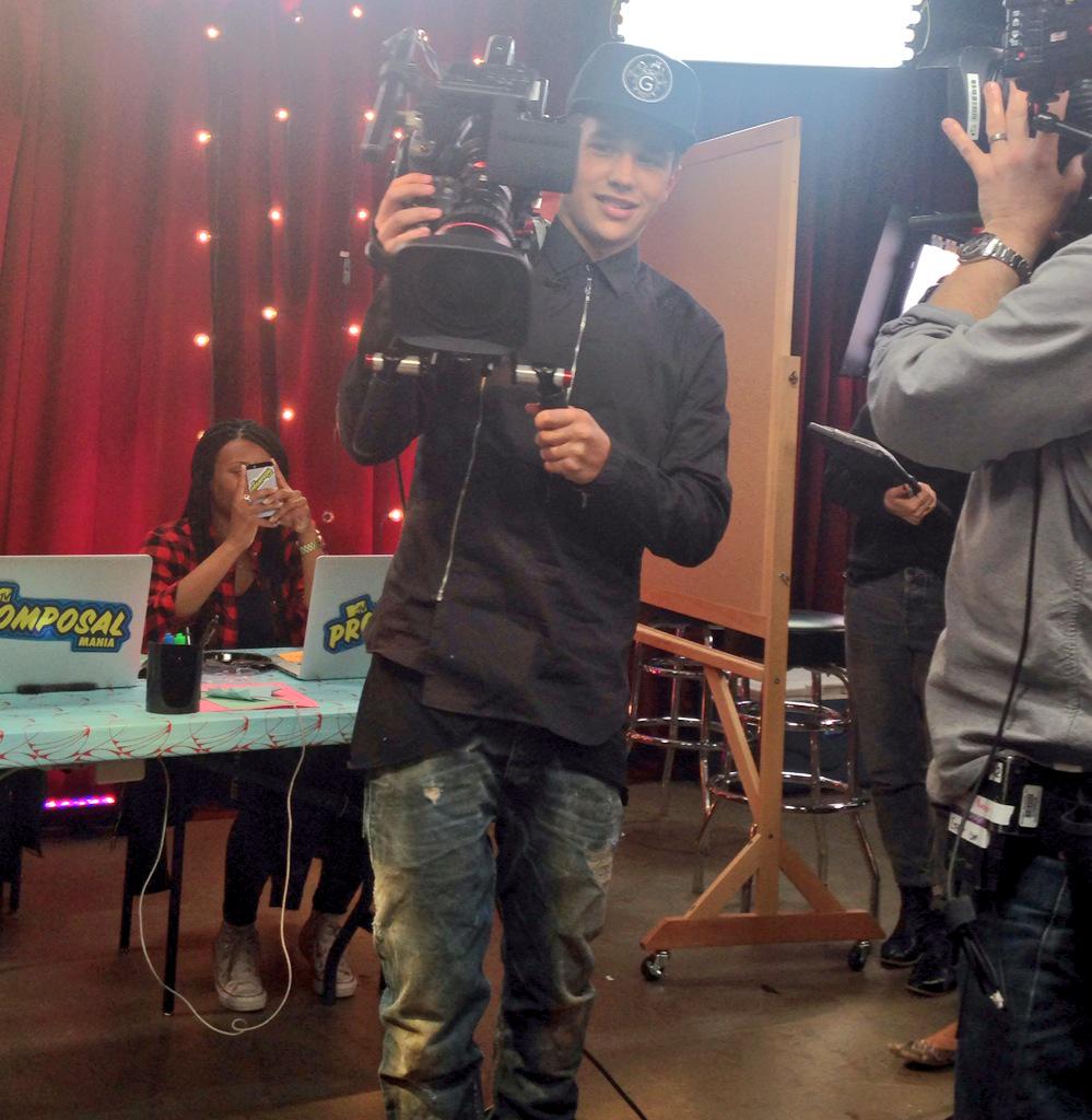 GinnyVandeWall's tweet photo. Having so much fun hanging out with @AustinMahone for #PromposalMania! Can't wait for him to choose a winner! 😊 http://t.co/ZWVDm7rieF