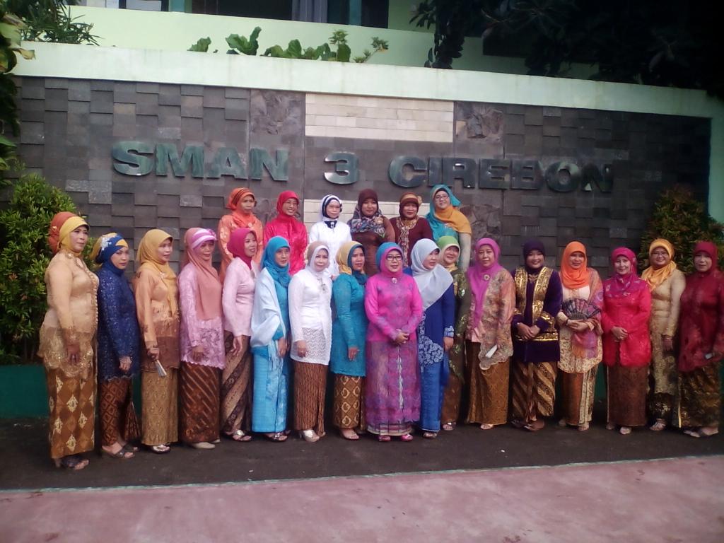 SinggihPrasetio's tweet photo. Perayaan hari kartini @SmantaCrb @AMAZONEsmanta @MIA2_SMANTA http://t.co/4x12obhbeG