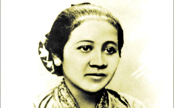 qkyemoel's tweet photo. Beliau adalah wanita yang bertutur kata baik, sopan santun,berpendidikan dn menjunjung tinggi budaya indonesia.. http://t.co/zk8VyCbynw