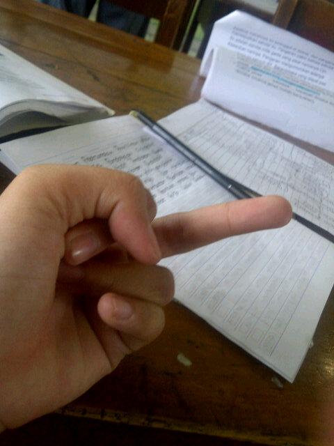 dityafhani's tweet photo. Tugas numpuk fuck @Daerinda08 @DianLutfiany @Syifaprmdt @andirap_ @shabana_cikiwir #manglomanteb http://t.co/3f5fCRgqPk