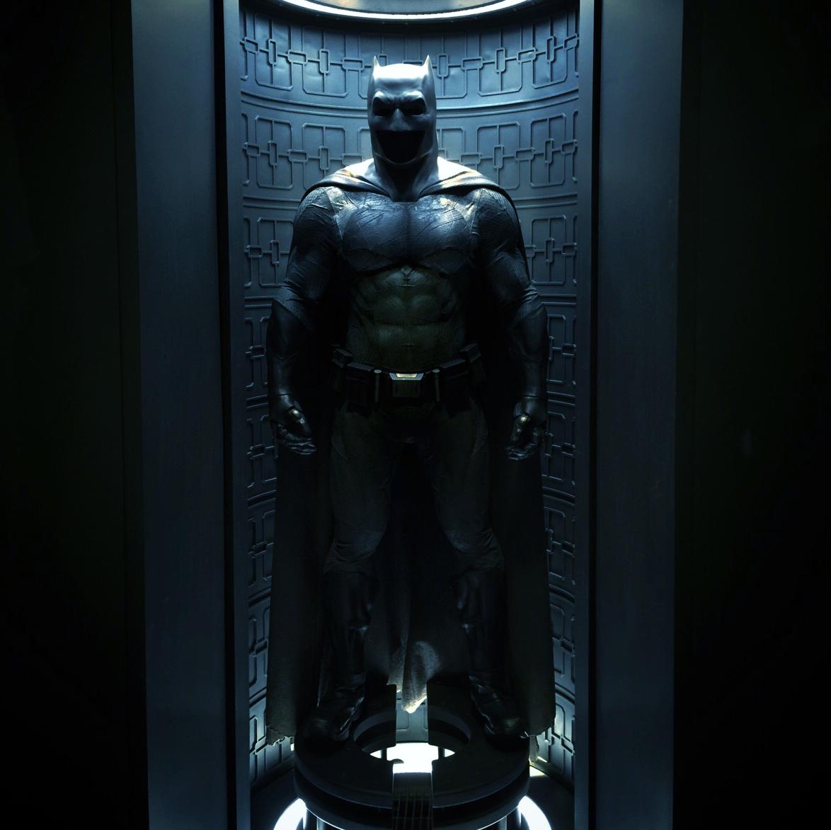 Full Image of The Batfleck Bat-suit! CDFWkrwVAAAJcmB