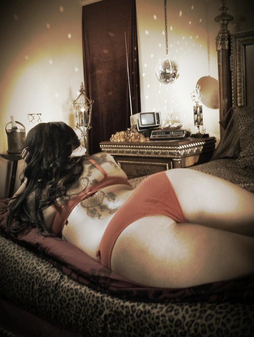 Not a bad view at work today for @DPxxx thank you to @LondonKeyes... http://t.co/yVDCNrXtRe<a class="tags" href="/tag/dpxxx">@dpxxx</a><a href="/tag/ohmel"class="tags"><span>#ohmel</span></a><a href="/tag/dynasties"class="tags"><span>#dynasties</span></a><a href="/tag/petswatchingdynasties"class="tags"><span>#petswatchingdynasties</span></a><a href="/tag/tun"class="tags"><span>#tun</span></a>
