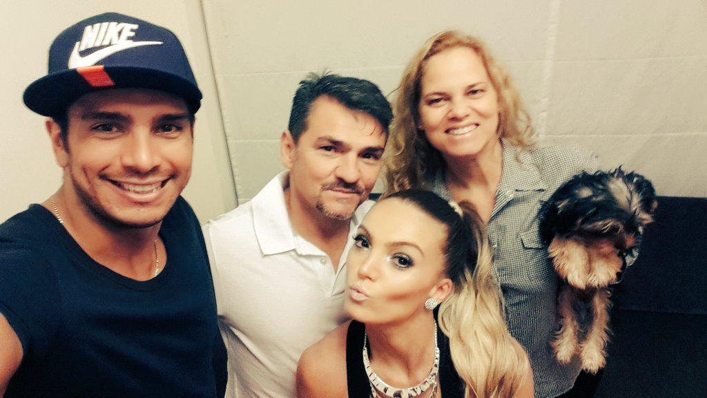 realicarol's tweet photo. En familia 😍😍 los quiero mucho ... http://t.co/hpB86Gq3Fb
