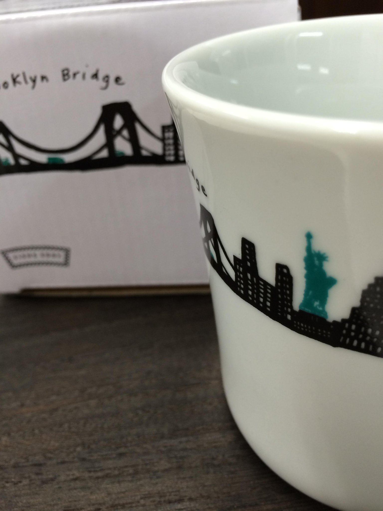 ミスタードーナツ アメリカの象徴 自由の女神 が描かれている 212ニューヨークスカイライン は世界でもミスドでしか手に入らない Fishs Eddy オリジナルマグ 横から見ると上が少し広がっていて口あたりの良い形です Http T Co ミスタードーナツ アメリカの象徴 自由の女神 が描かれている 212ニューヨークスカイライン は世界でもミスドでしか手に入らない Fishs Eddy オリジナルマグ 横から見ると上が少し広がっていて口あたりの良い形です Http T Co