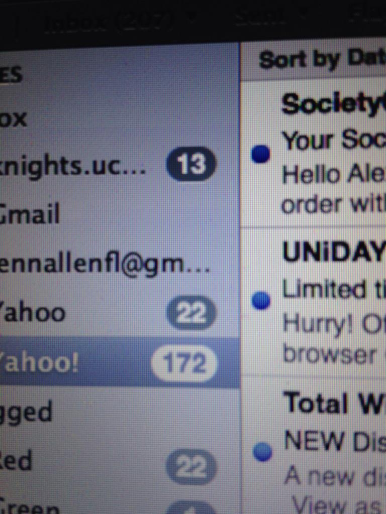 Jenn_Alien's tweet photo. I haven't checked my email in 3 days http://t.co/yVCnjYUps5