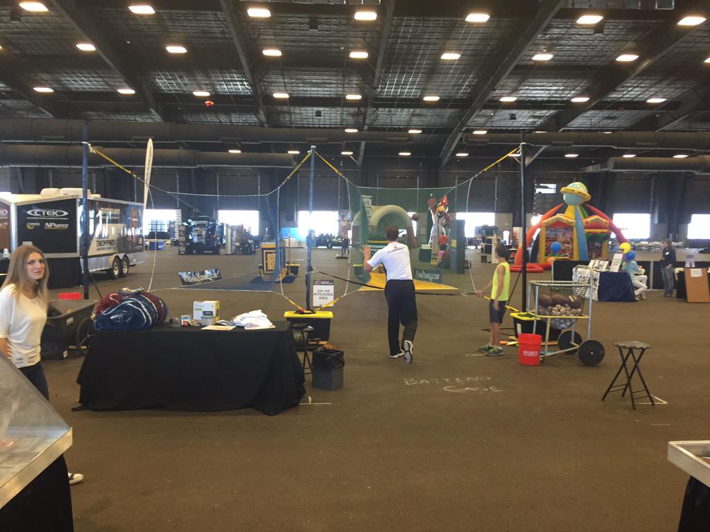 ZINGER29's tweet image. @TunnelVisionAZ jamming at the AZ Sports Expo #pitchingpractice #tunnelvision