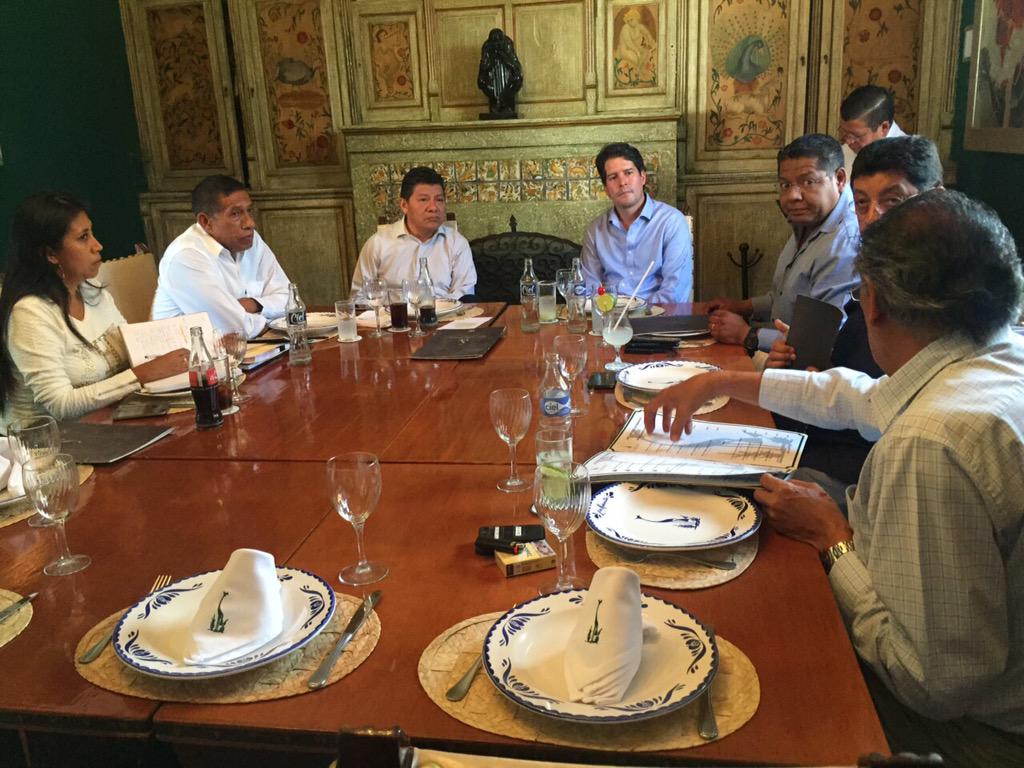 Matias_QM's tweet photo. Junto a Pdte de #Ayala , SubSrio de Gob, @SCT_mx y titular de @SMyT_Morelos revisamos proyectos carreteros http://t.co/csJvwZBBeI