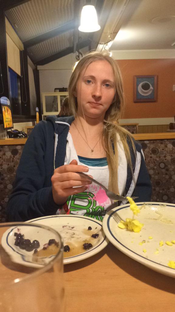 j_karrot's tweet photo. When bæ takes your food http://t.co/bTwwYLowiQ