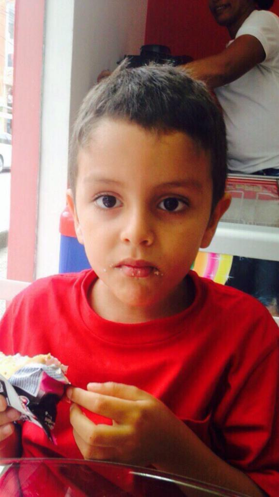 carloszapatap1's tweet photo. @SharonPardo . secuestrado hoy en Carepa Ant a las 5:20 de la tarde por 4 encapuchados . Tiene 5 años . http://t.co/xm8zwBknH7