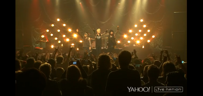 SixxAM's tweet photo. Thank you Chicago + thank you @YahooScreen for streaming our show to @SixxAM fans around the world! #YahooLive http://t.co/dZpQNLyoGq