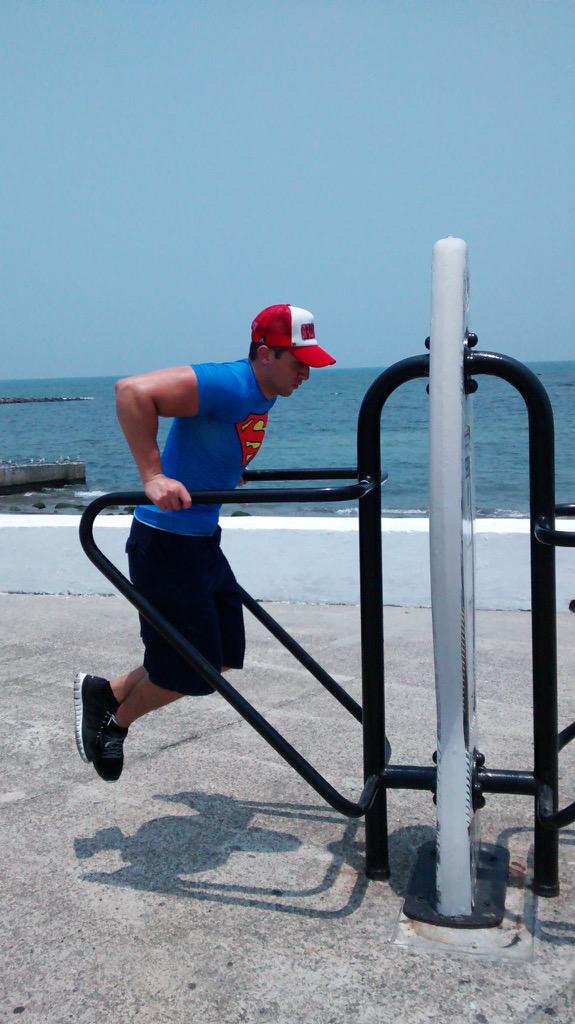 l0jdh10's tweet photo. #SpartanArmy ... Aquí aprovechando vacaciones para un #BenchDip !!! #Veracruz #BocaDelRio #GymTime http://t.co/rq7god30X0