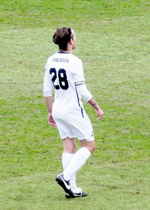 WhyLarryIsReal tweet picture