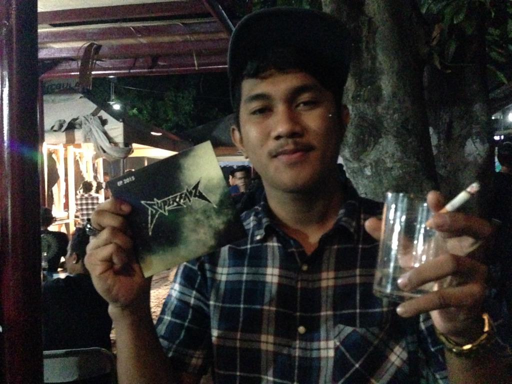 Yang ketiga. Bek kanan dari tim sepak bola asal niga. Dia juga beruntung, tapi,,,belum terlalu.....