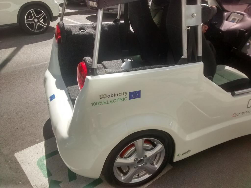 SportsInterMed's tweet photo. #DíaDeLaTierra y nuestro equipo de I+D haciendo las 1º pruebas del #Mobincity en un coche 100% eléctrico :D http://t.co/Q4EKw3EgyU