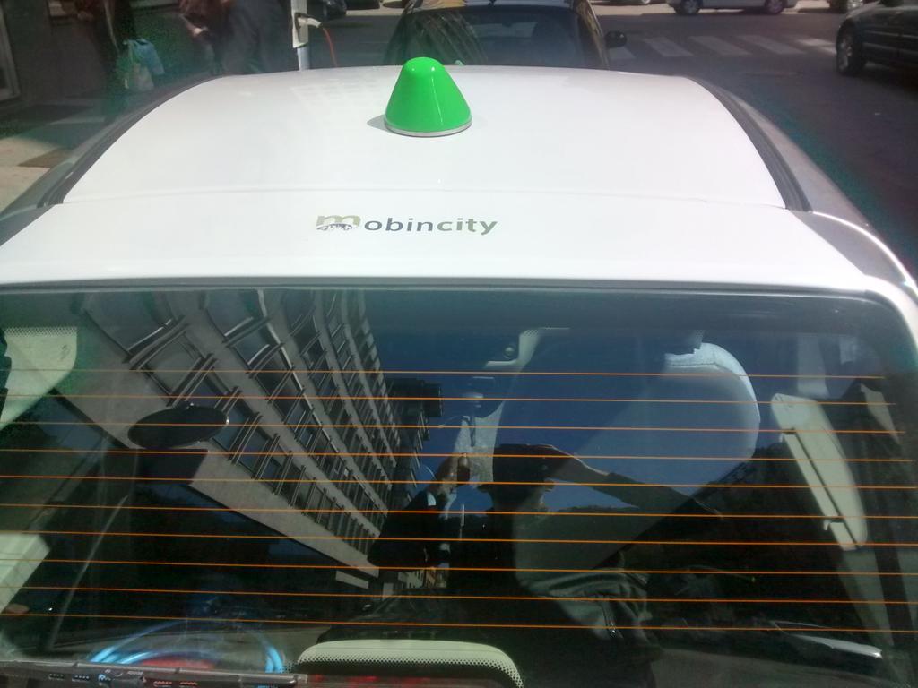SportsInterMed's tweet photo. #DíaDeLaTierra y nuestro equipo de I+D haciendo las 1º pruebas del #Mobincity en un coche 100% eléctrico :D http://t.co/Q4EKw3EgyU