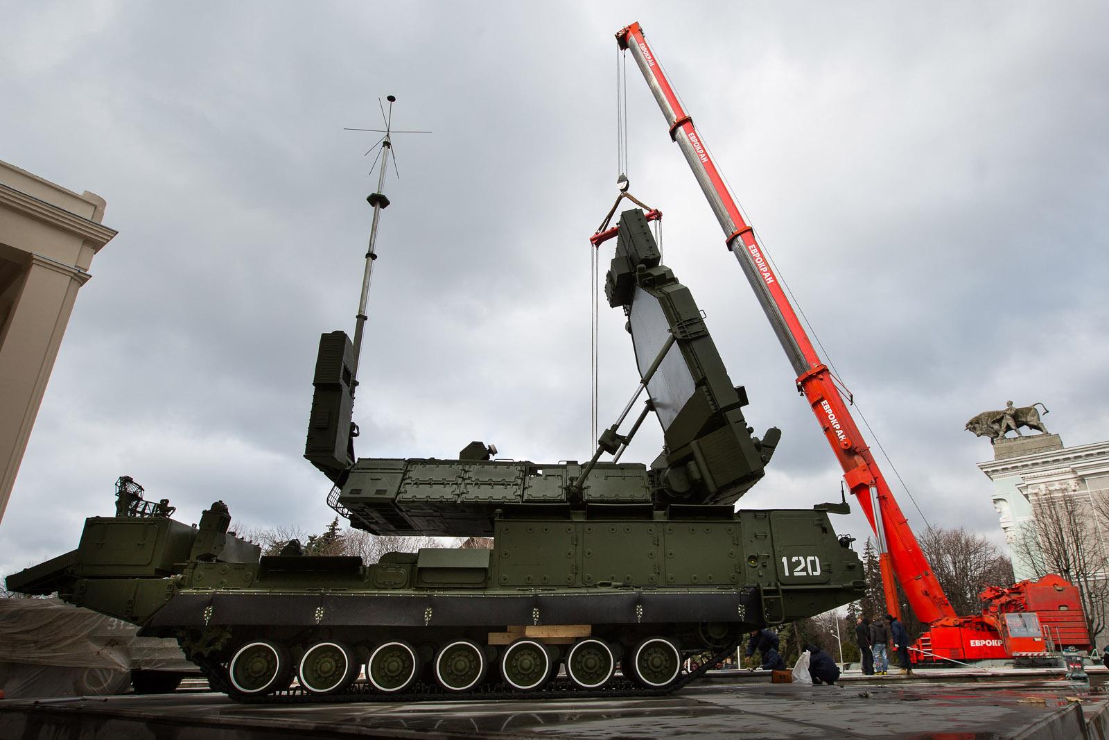 ВДНХ on Twitter: "Начался монтаж военной техники на @VDNH_Russia http ...