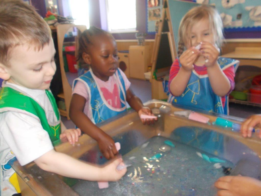 KidsIncUK's tweet photo. Chingford Butterflies have been experimenting with coloured ice cubes! #melt #freeze #iceicebaby! http://t.co/l3Rc2n1xu5