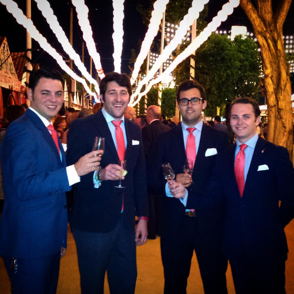 gzaguan's tweet photo. Ayer, comenzando la feria y brindando por el trabajo. Os recordamos: JB37 (noches) y Pascual Márquez 141 (tardes). http://t.co/ZWAEnudKFS