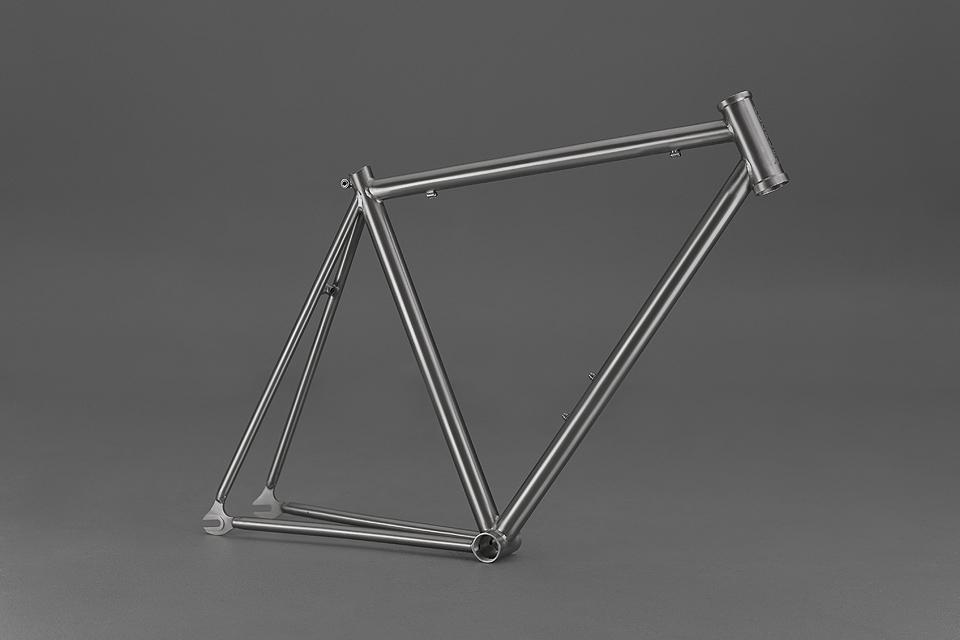 Focale44's tweet photo. Will you finally ride the bike you've always wanted ? Discover the @Focale44 custom titanium : http://t.co/rQ4ikD01kB http://t.co/qyjyhQ4HB5