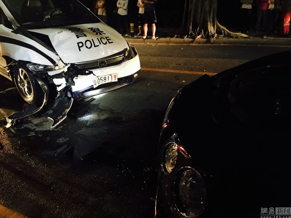 ChuBailiang's tweet photo. Something amiss here. In Shenzhen, police car crashes Bentley; driver of police car runs away. http://t.co/nQbXTDABqH http://t.co/9Jg5N36VZa