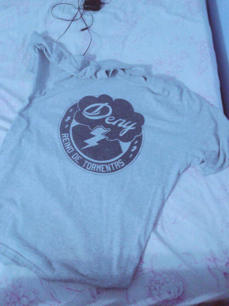 aldanachique's tweet photo. Me enamoré de mi remera. #Deny #Regalin #NoTeLaPresto http://t.co/WHDAgYZymm