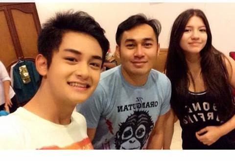 filfah's tweet photo. Hmmm ciee @RandyMartin @therain.... http://t.co/EdQRUtR2SJ