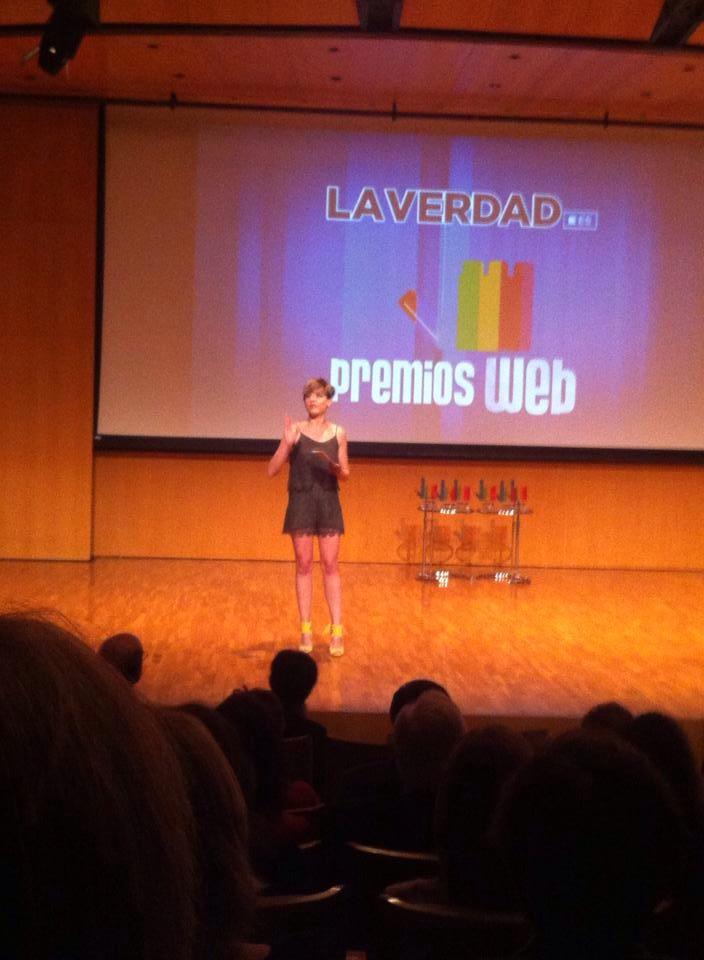 design_kuro's tweet photo. Fantástica @saraescu1981 en los Premios Web de @laverdad_es #murcia #diseñoweb #MarketingDigital http://t.co/TZqRESDiXJ