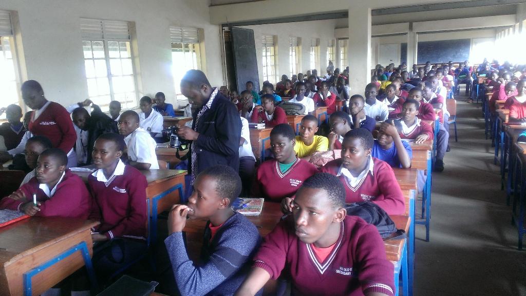 niyimic's tweet photo. Today #Rotarians from #KlaCentral engaging students of #KololoSS in a #CareerGuidance session. cc @rotary http://t.co/zy00VmVkjG