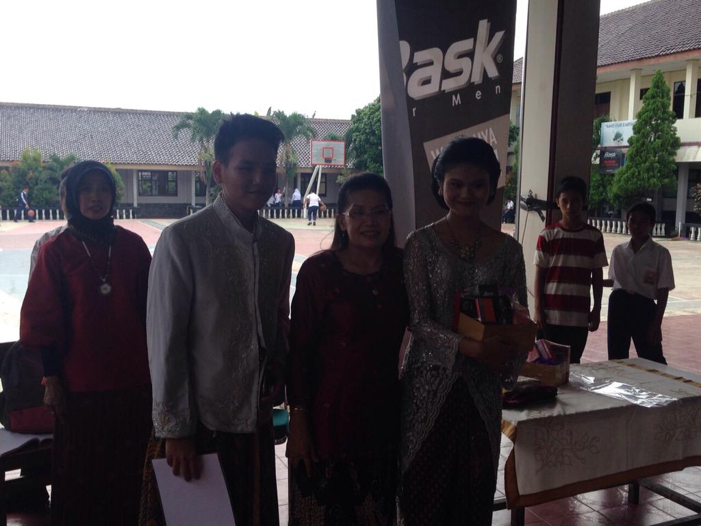 Untuk juara peragaan busana daerah sdh diumumkan tadi, juara 1 oleh 99, juara 2 oleh 98 &amp; juara 3 oleh 83. Congrats!