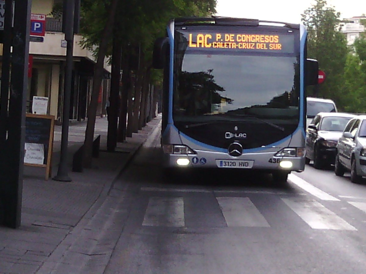LourdesRoblesGr's tweet photo. @TransportesRobe No se puede ser más inutil, este autobús ha estado a punto de matarme esta mañana! LacTerriblus! http://t.co/dqKmwoGm94