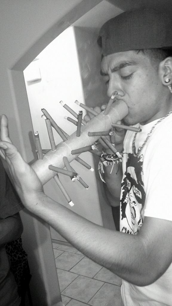 st0n3rlif3's tweet photo. #25blunts #TeamKUSH http://t.co/O0cm49FBGH