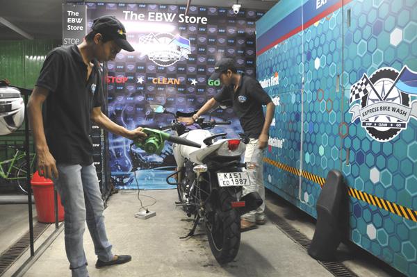 autocarindiamag's tweet photo. How do you clean a dirty #bike in just two minutes? Give it the express treatment: http://t.co/Q1RzJx4Wvf http://t.co/kupScxuFLQ