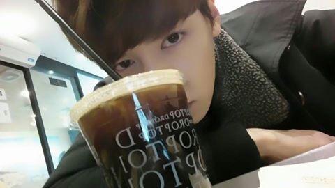 sunho_bth's tweet photo. รอจนอยากจะเอาหน้าแนบไอเย็นจากแก้วกาแฟ .. #sunhobth http://t.co/lBd3hBwMGQ