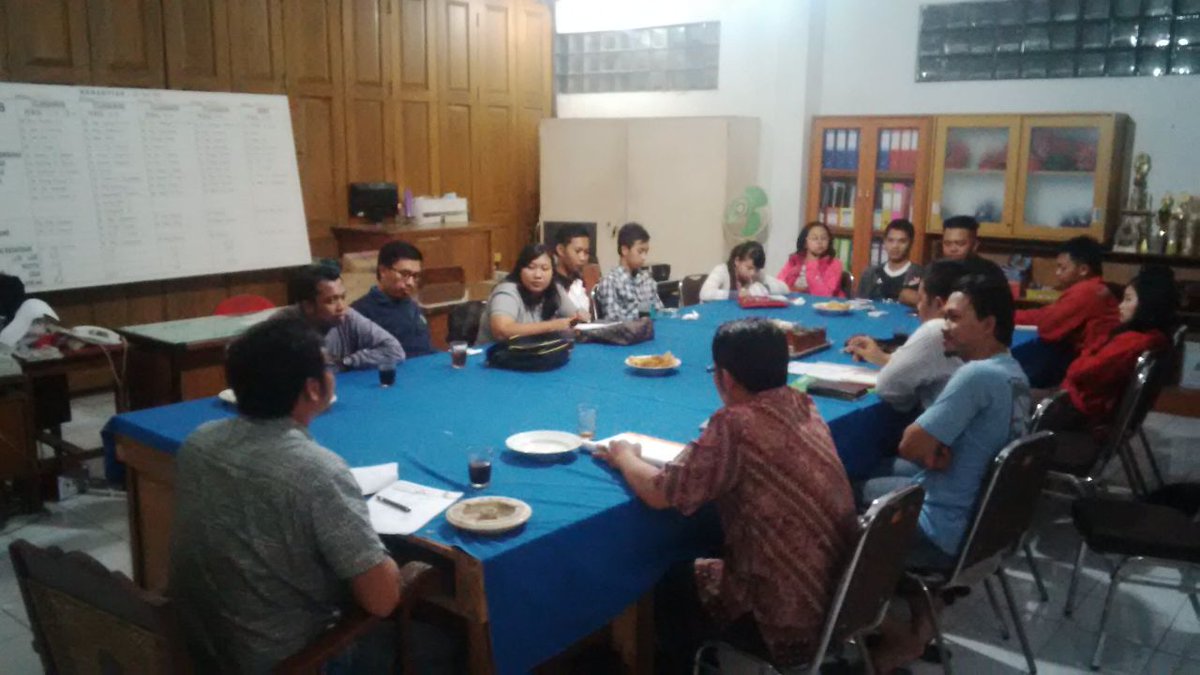 kppmdMLG3_org's tweet photo. Rapat kecil sebelum raker I/2015 di GKJW @kppm_batu besok minggu 26 April 2015. See you brother.. http://t.co/cF71EvHo00
