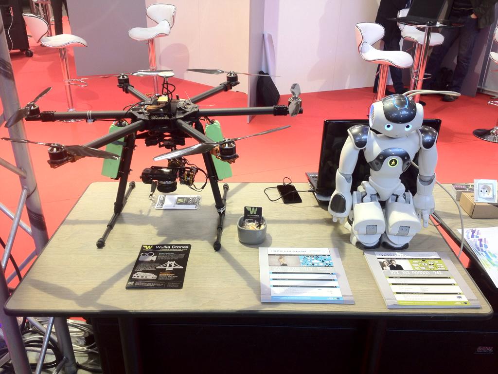 AmiensDigital's tweet photo. Profitez des nombreuses démonstrations toute la journée : #drone, le robot #Nao... #PicardITday http://t.co/hcIdCAnprT