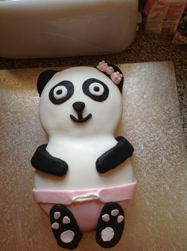 k8ibean's tweet photo. @reallorraine #LetThemTweetCake first attempt of a cake for my friends baby shower, not perfect but I was proud of it http://t.co/z6WFVqnyUq