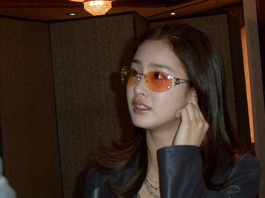 이게 언제적 선글라스...라지만..그래..김태희는 무테 선글라스를 써도 굴욕따윈 없구나