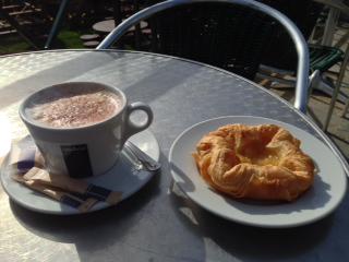Great Day to have stroll to Broadstairs Harbour! Would be rude not to drop inf or a Coffee'n'Cake at The Pavilion:)