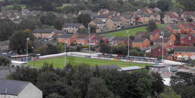 TotalFoot_'s tweet photo. Un joueur du FC Clitheroe (8eme division anglaise) a été licencié après une sextape établit sur le banc de touche ! http://t.co/WMDNn1YRLC