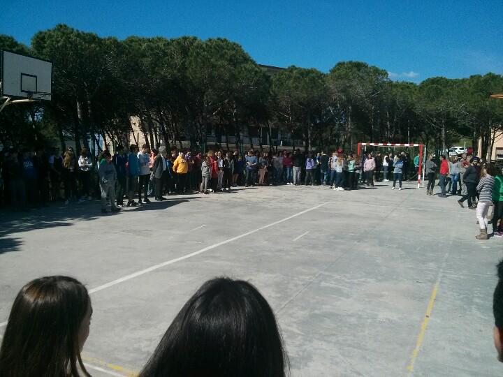 Comencen els cinc minuts de silenci. #IESJoanFuster