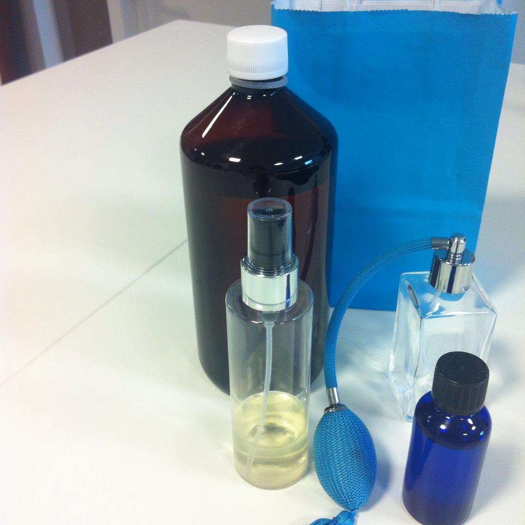 kleveanne's tweet photo. De geurtjes staan klaar, anders op de pers @Scentman_nl #hetisbijnazover http://t.co/9zKY87y04O
