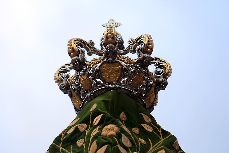 SRosarista's tweet photo. ...que pones sobre la cabeza de tus fieles, la #Corona de la #Vida. ¡173 días #Realejo! #Granada #12Oesplendoroso http://t.co/dJvCPTI4En
