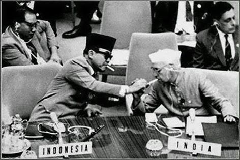 Stakof's tweet photo. Merokoklah, sebagaimana orang-orang besar merokok di forum internasional~ http://t.co/AC5SZoEoeE