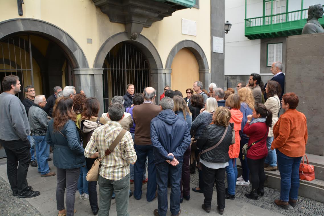 EscuelaLujan's tweet photo. Medio centenar de compañeros de la Escuela, recorrieron el Histórico-Artístico bario de Vegueta.. http://t.co/x283CCy5mZ