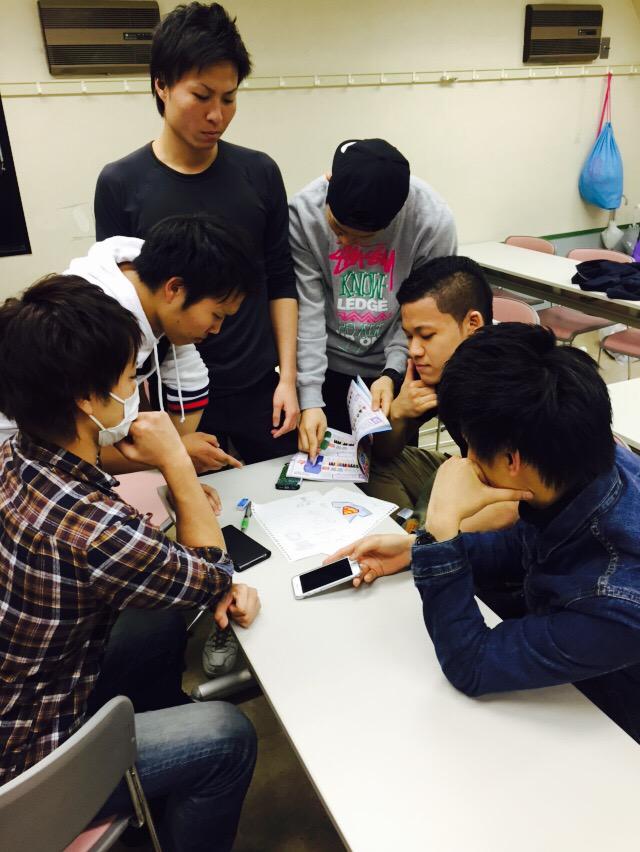 osakars's tweet photo. ST2Bパーソナルトレーナーコースの放課後*\(^o^)/*リゾマッチのTシャツ真剣に考え中‼︎
＃リゾマッチ ＃ST2B http://t.co/DyBBhD5ezr