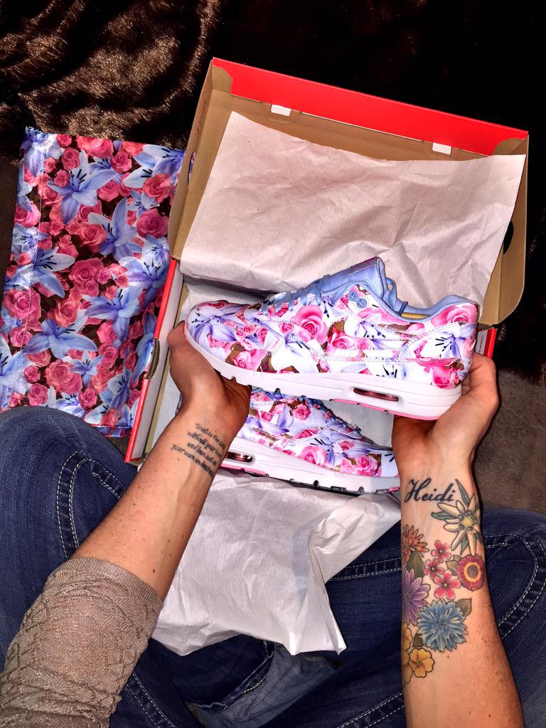 FreeBirdd420's tweet photo. My #420 #birthday #shoes @nikestore 🌸🌸 http://t.co/BL97zxYdMG
