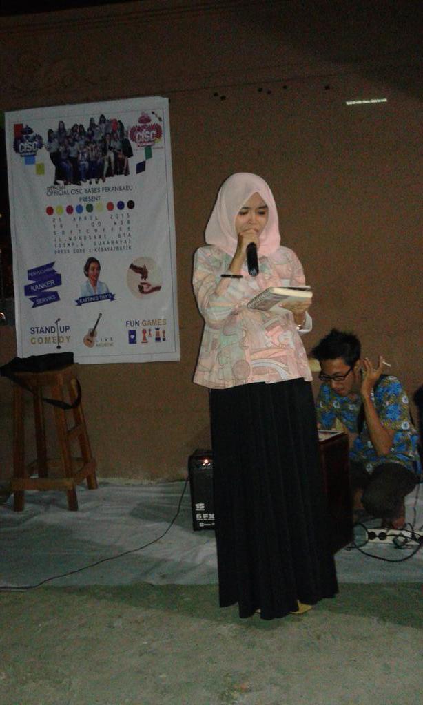 ChelseaBabesPKU's tweet photo. Pembacaan puisi yang bikin merinding dari kak @putriimumu http://t.co/RHrK19wbP2