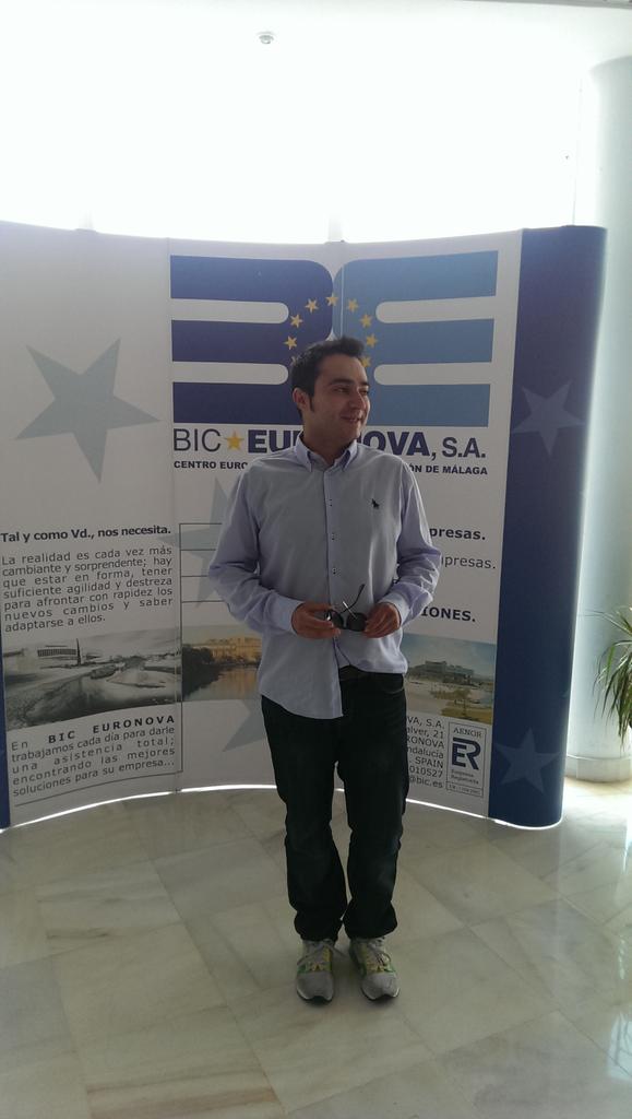 ideafixmalaga's tweet photo. Nuestro CEO y fundador @AlbertRomario un poco nervioso antes de la presentación de Ideafix App en @BicEuronova http://t.co/9Amp21FTY5